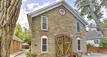Charming Historic Condo - Walk to Downtown & UW