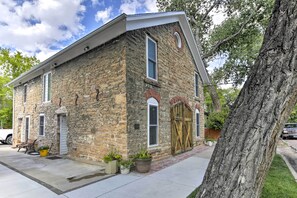 Apartment (2 Bedrooms) | Interior - Charming Historic Condo - Walk to Downtown & UW (Laramie)