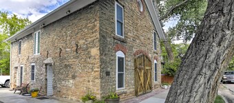 Charming Historic Condo - Walk to Downtown & UW