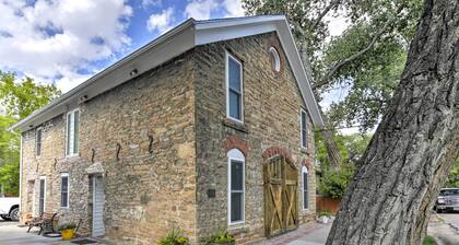 Charming Historic Condo - Walk to Downtown & UW