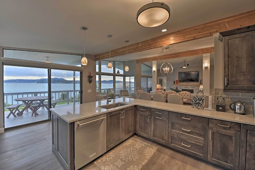 Bayfront Home - Take Ferry to the San Juan Islands