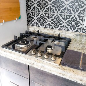 Coffee/tea maker, fridge, microwave, stovetop