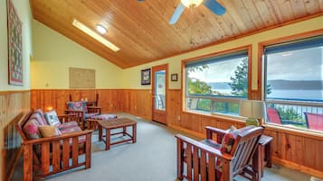 House (4 Bedrooms) | Living area | Books