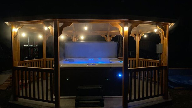 Outdoor spa tub - Talkeetna Wildlife House (Talkeetna)