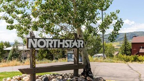 Un cartel con el nombre 'Northstar' y el número '2955' sobre un poste de madera.