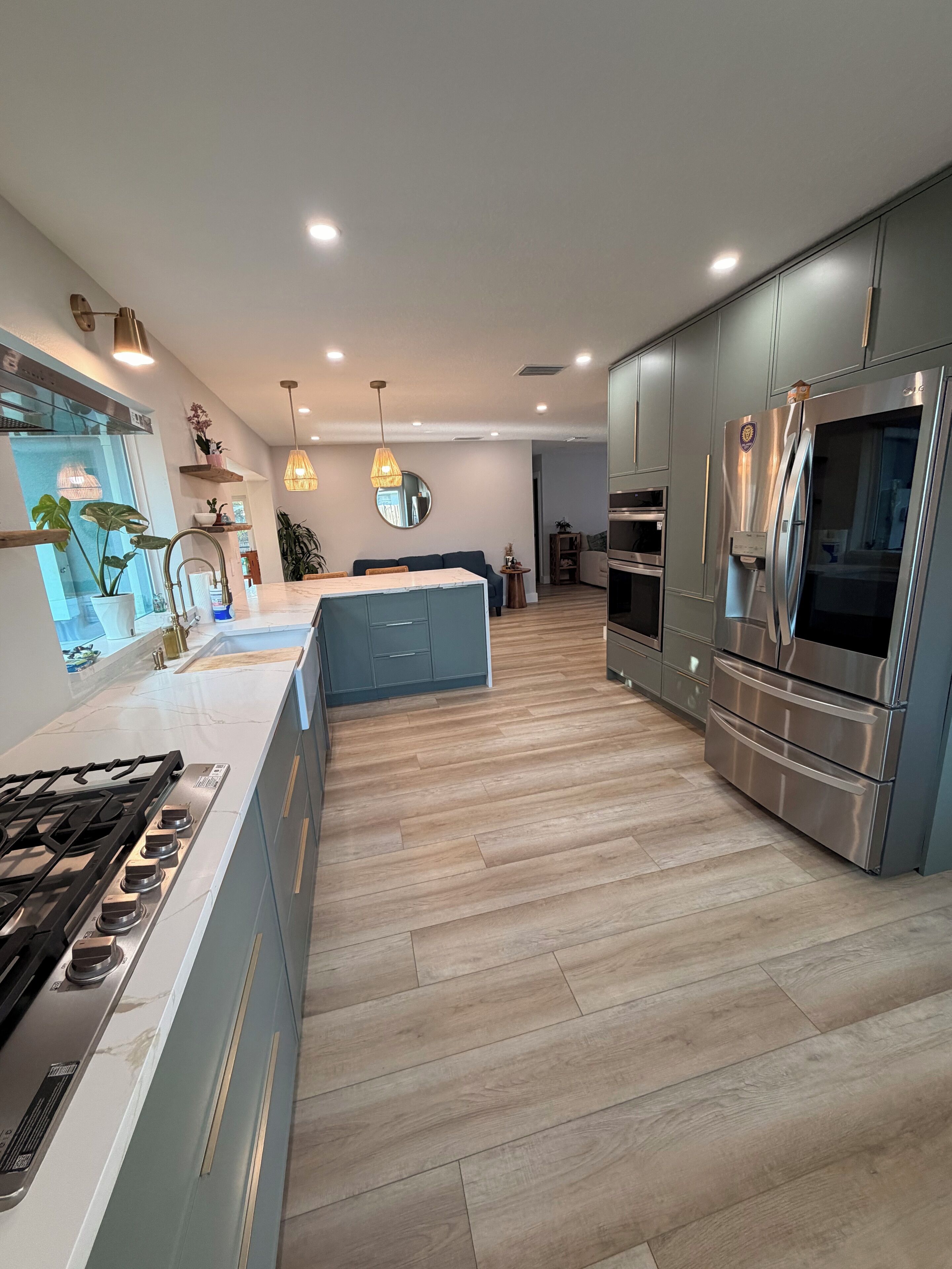 Frigorífico, microondas, horno y placa de cocina