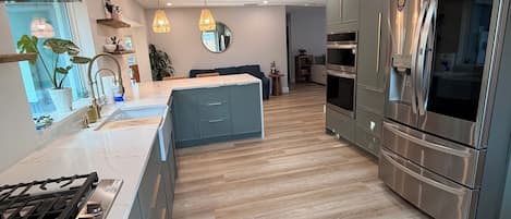 冰箱、微波炉、烤箱、炉灶