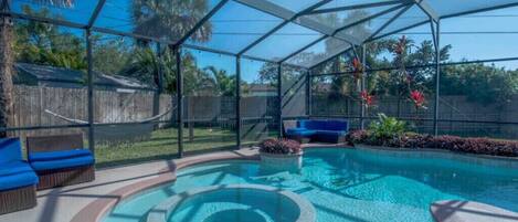 حمّام سباحة مُدفَّأ