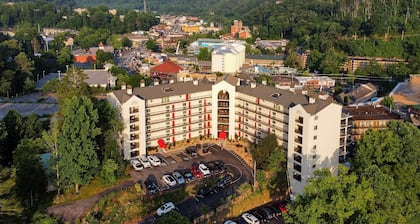 Gatlinburg Condo w/ Smoky Views: Walk to Town!