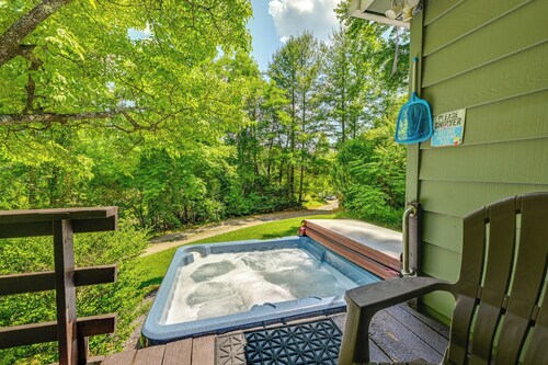 Private Hot Tub & Covered Deck: Cozy Whittier Gem