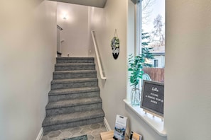 Interior - Stunning Anchorage Townhome ~ 5 Mi to Dtwn! (Anchorage)