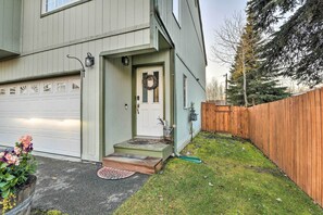 Apartment (3 Bedrooms) | Interior - Stunning Anchorage Townhome ~ 5 Mi to Dtwn! (Anchorage)