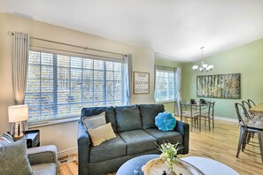 Interior - Stunning Anchorage Townhome ~ 5 Mi to Dtwn! (Anchorage)