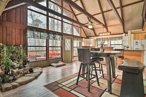 Dining - Douglas Lake Cabin w/ Mountain-view Deck & Grill (White Pine)