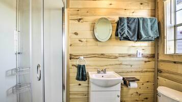 Apartment (0 Bedroom) | Bathroom | Shower