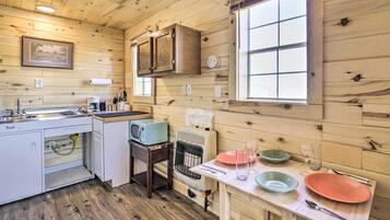 Apartment (0 Bedroom) | Private kitchen | Microwave, oven, stovetop, coffee grinder