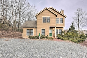 Interior - Tannersville Cozy Home w/ Deck, 1 Mi to Camelback! (Tannersville)