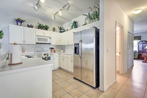 Kissimmee Condo w/ Resort Perks - 5 Mi to Disney!