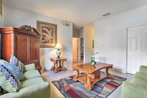 Kissimmee Condo w/ Resort Perks - 5 Mi to Disney!