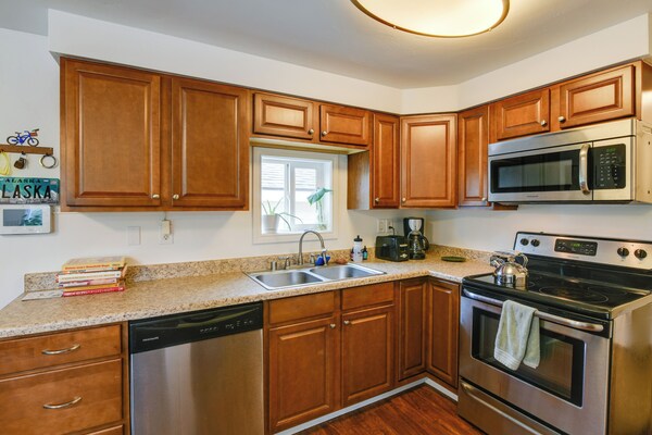 Cozy Anchorage Retreat < 4 Mi To Downtown! - Anchorage, AK