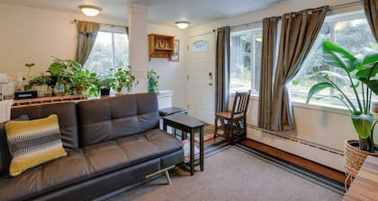 Cozy Anchorage Retreat < 4 Mi to Downtown!