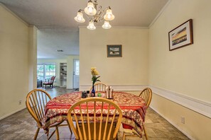 Interior - Family-friendly Home w/ Deck by Rainbow Springs! (Williston)