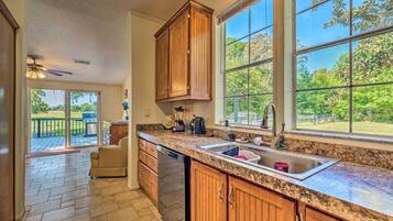 Rumah (3 Bedrooms) | Dapur pribadi | Microwave, oven, kompor, dan mesin pencuci piring