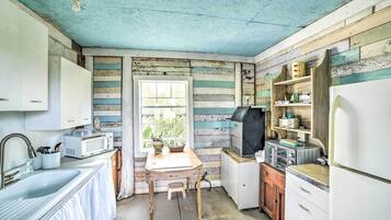 Apartment (2 Bedrooms) | Private kitchen | Microwave, cookware/dishes/utensils, ice maker, paper towels