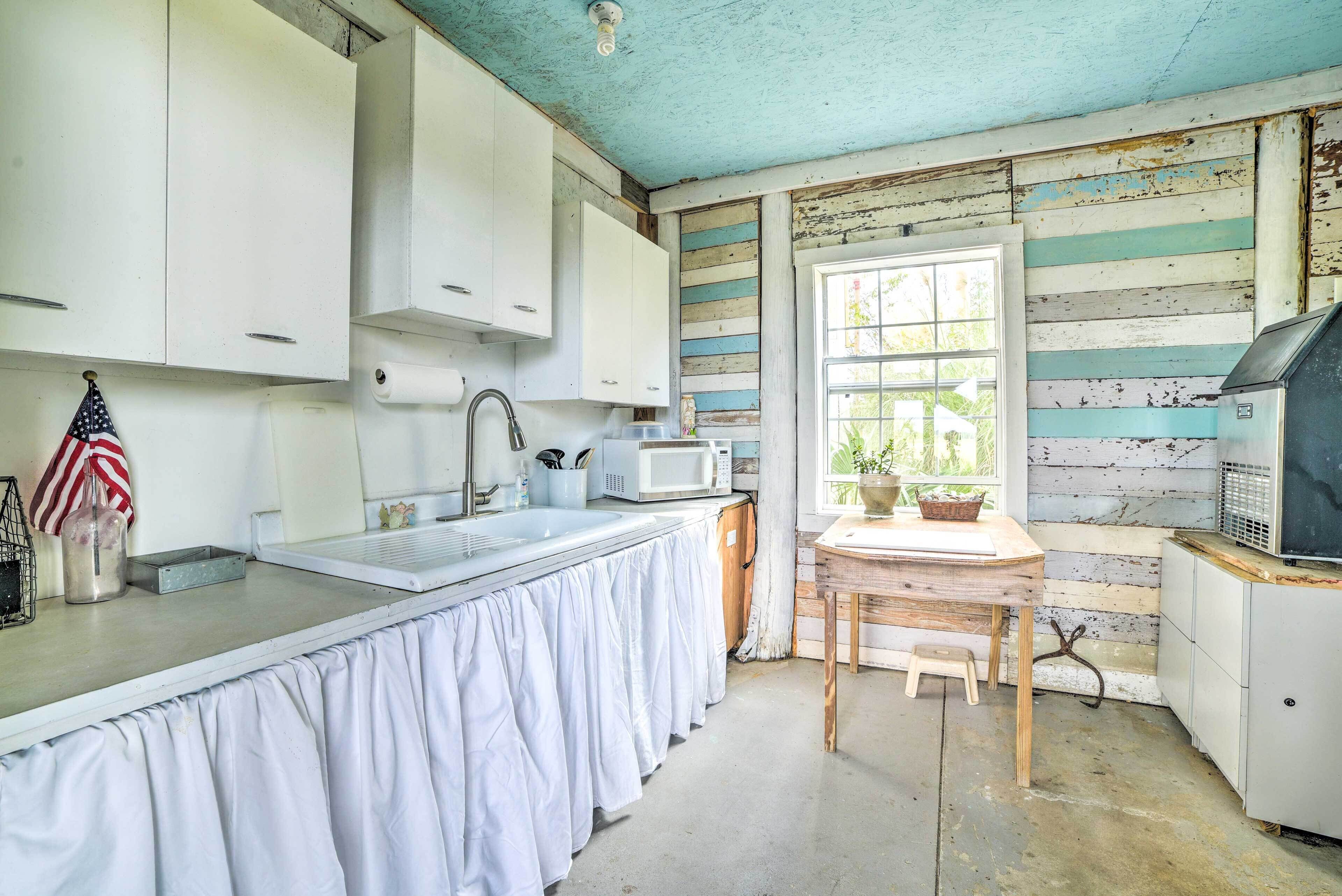 Mikrovågsugn, grytor/köksredskap, ismaskin och pappersservetter