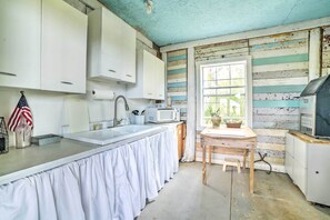 Microwave, cookware/dishes/utensils, ice maker, paper towels