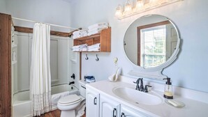 Une salle de bain avec une baignoire, des toilettes et un lavabo.