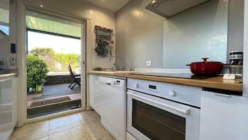 Een magnetron, een oven, een kookplaat, een vaatwasser