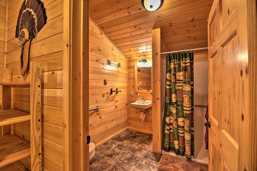 Hooah Cabin Retreat w/ Grill & Step-free Access