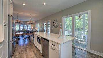 House (5 Bedrooms) | Interior