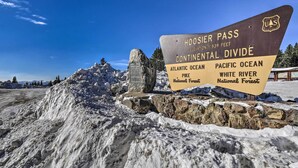 A sign at the Hoosier Pass Continental Divide indicating elevation and proximity to the Atlantic Ocean, Pacific Ocean, and White River National Forest. - Winters Gold in Alma: Big Views, 15 Mi to Breck (Alma)