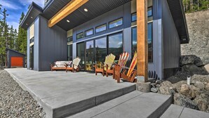 A modern building with large windows, outdoor seating, and a stone wall. - Winters Gold in Alma: Big Views, 15 Mi to Breck (Alma)