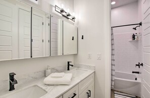 Apartment (4 Bedrooms) | Interior - Modern Mountain Escape Near Slopes, Lakes & Trails (Eden)