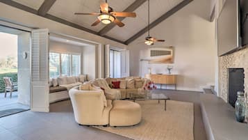 TV, perapian, dan stasiun docking iPod