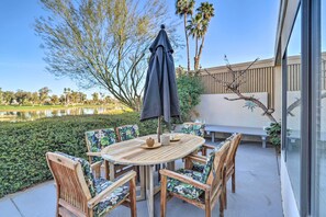 Outdoor dining - Sleek Rancho Mirage Villa: Patio, Pool, Golf! (Rancho Mirage)