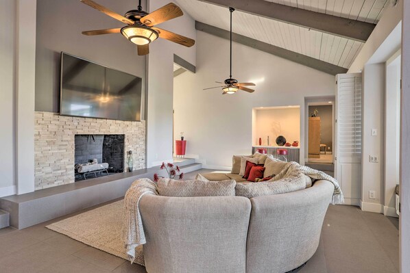 TV, fireplace, iPod dock - Sleek Rancho Mirage Villa: Patio, Pool, Golf! (Rancho Mirage)