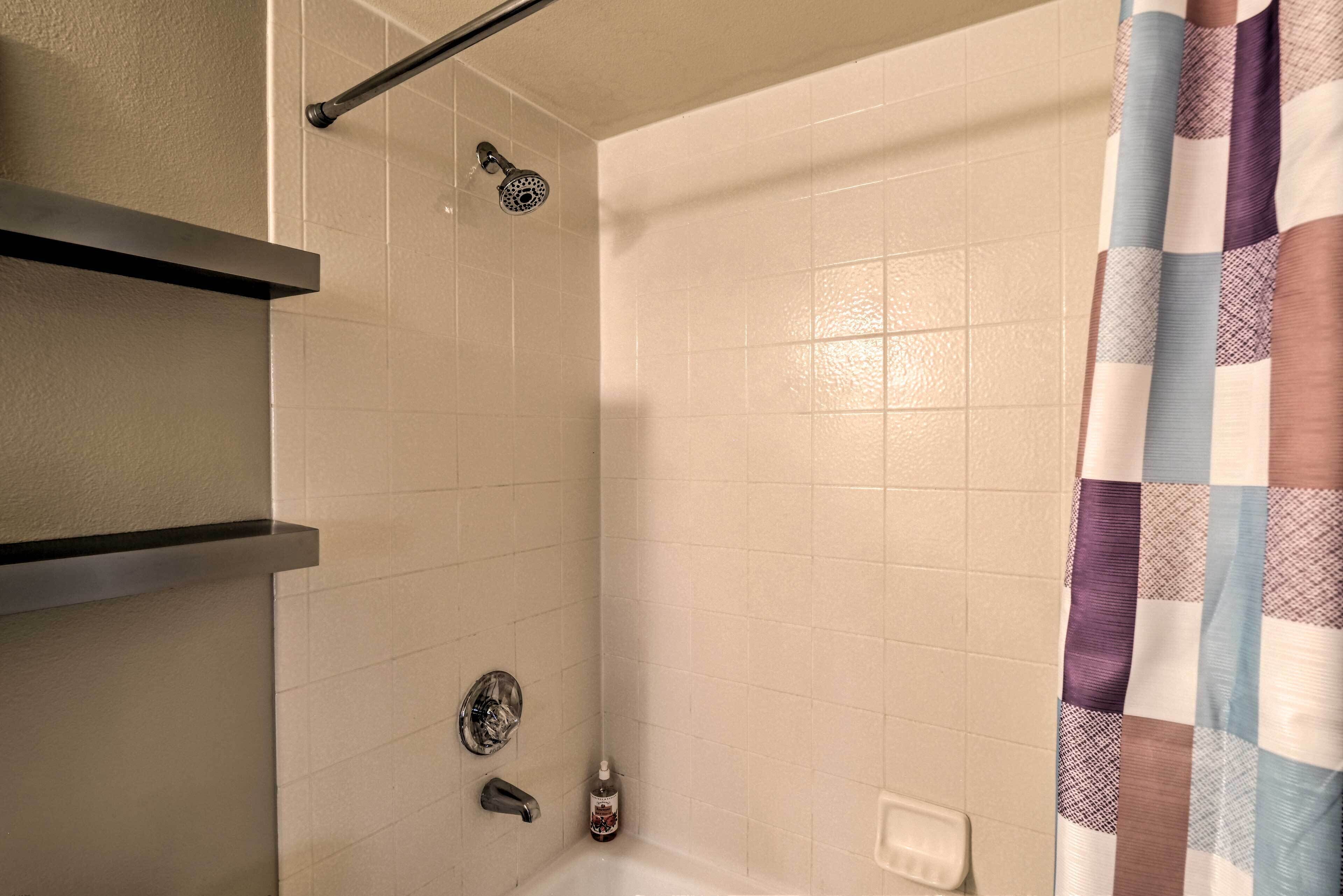 Un baño con ducha, inodoro y lavamanos.