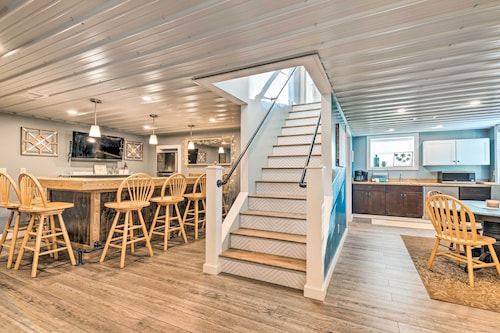 Deck & Game Room: Home in Pennsylvania Countryside