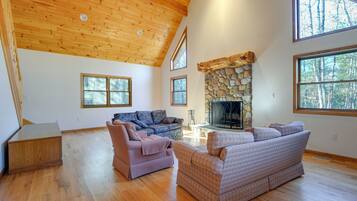 House (5 Bedrooms) | Interior