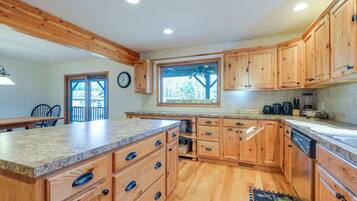 House (5 Bedrooms) | Interior