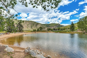 A lake with a sandy shore, surrounded by trees and hills. - Avon Duplex w/ Hot Tub: Ski Vail & Beaver Creek! (Avon)