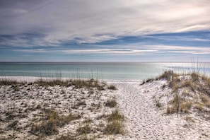 Interior - Airy Destin Condo w/ Pool - Walk to Private Beach! (Destin)