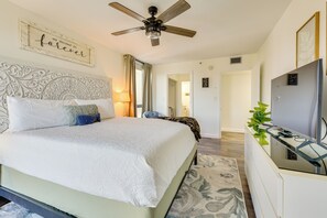 Interior - Airy Destin Condo w/ Pool - Walk to Private Beach! (Destin)