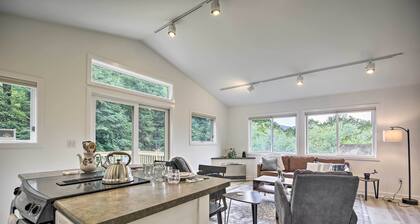 Airy & Bright Hideaway Near Smugglers' Notch!