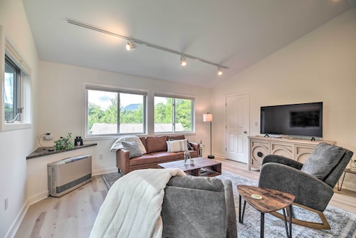 Airy & Bright Hideaway Near Smugglers' Notch!
