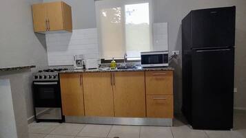 Refrigerador, microondas, parrilla de estufa y cafetera y tetera